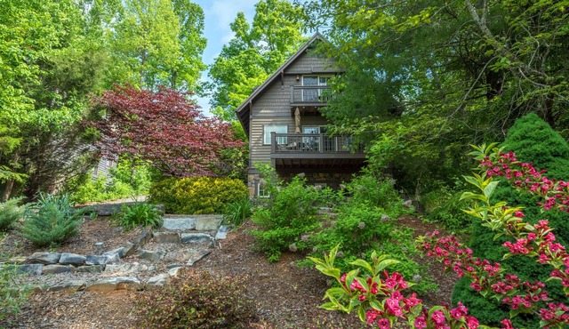 Sparrow Cottage | Charming Arts & Crafts Cottage with Grill, Fire Pit & Mountaintop Views!