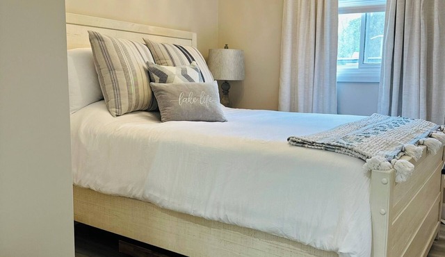 Sparrow Lake Gem! Come stay at Muskoka Beach House Restaurant and Resort