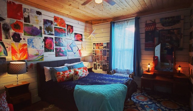 Sparrow's Nest Charming Vintage Apartment with Bay Views