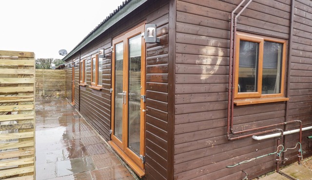 SPARROWS DEN LODGE, country holiday cottage in Winchelsea Beach