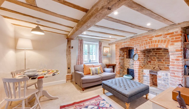 Sparrows Nest - One Bedroom House, Sleeps 2