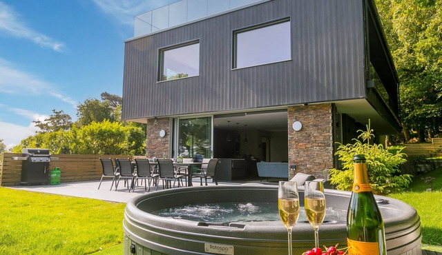 SPARROWS NEST, pet friendly, luxury holiday cottage in St Ives