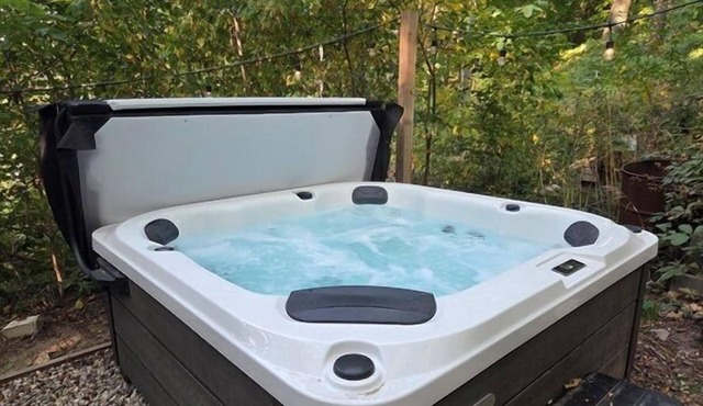 Sparta Hillside Cabin Hot tub Wi-Fi Dog Friendly