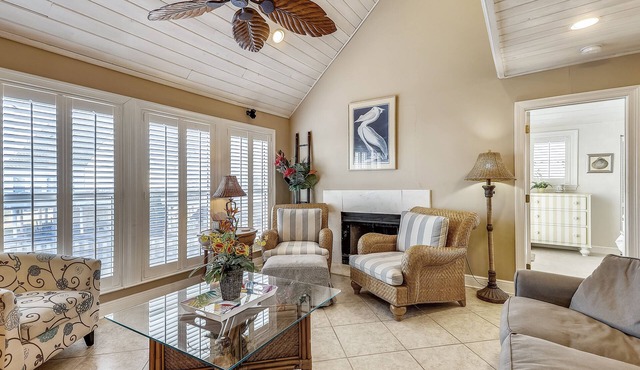 SPC 12 is a 3 BR Villas that sleeps 10 on the lake