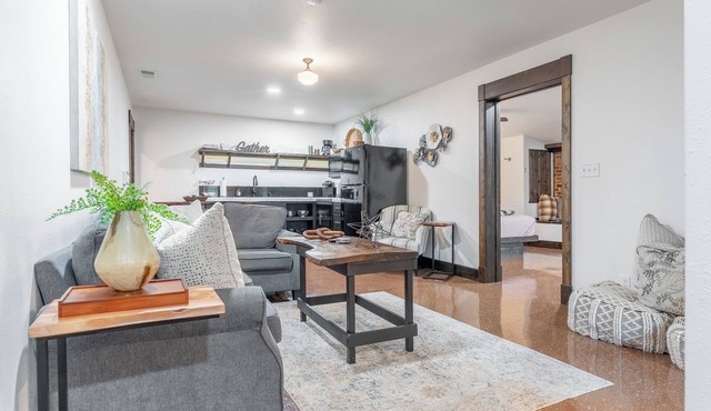 Speakeasy-2 bedroom/2 bath- on the Downtown Square