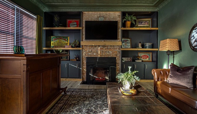 Speakeasy Cottage in downtown Waterloo
