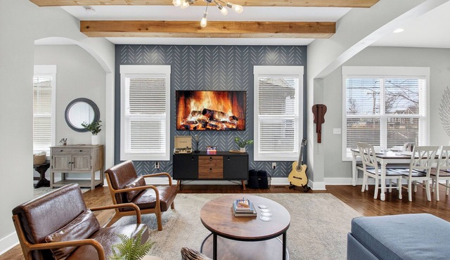 Speakeasy Game Room, Hot Tub, Fire Pit, King Bed Suite, TVs & Near Downtown