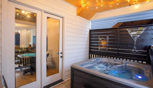 Speakeasy Glamour: Rooftop, Hot Tub + Dolly Mural