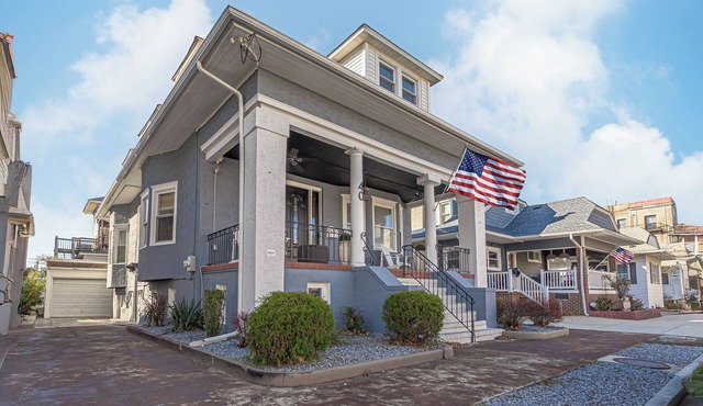 Speakeasy, Hot tub, 1920s Family Beach Home, Decked Out Home. Steps to Beach and Boardwalk