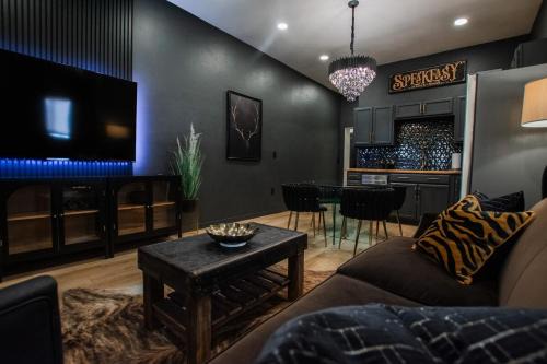 Speakeasy Suite at ArnoTriplex-Close to Downtown-Pet Friendly!