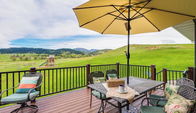 Spearfish Retreat w/Fireplace + Mountain Views!