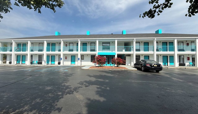 Special boutique hotel in Oxford, Alabama with a variety of themed rooms!