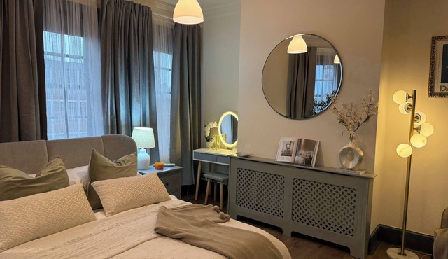 Special king size bed in 3 bedroom flat in the heart of Tunbridge wells