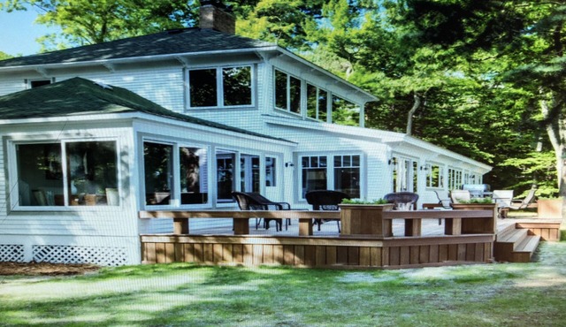 SPECIAL HOLIDAY RATE!: Newly renovated, 5 bdrm Lake House with stunning views!