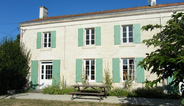 SPECIAL OFFER AUGUST Charentaise house in quiet village close to La Rochelle.