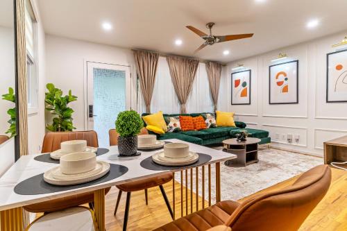 Special Offer! Cozy Luxe 2BR Getaway, Sleeps 4, Ideal for Business Travelers, Couples, Families, Near DT Raleigh