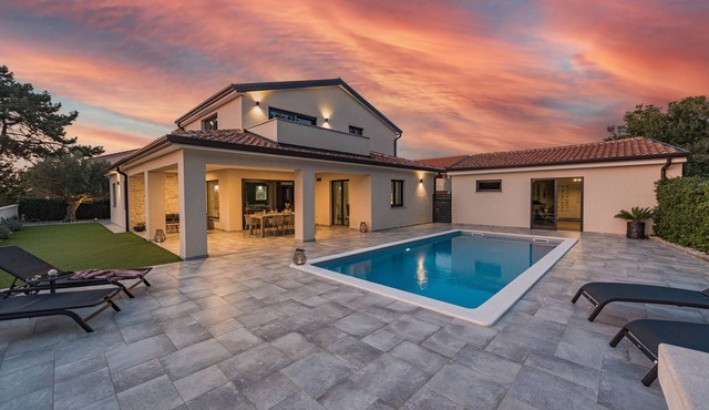 SPECIAL OFFER!* Luxury New Apartment *with pool, gym, bar&grill