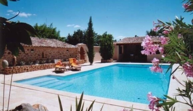 Special prices in autumn! Stylish winery with large, heated swimming pool