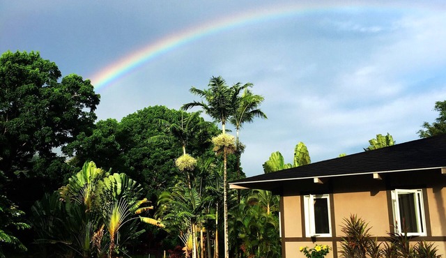 Special quiet, romantic, cozy home in a special place, Heavenly Hana. Lucky you!
