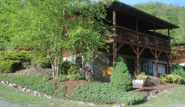 SPECIAL RATES APRIL 9-15 MT. VIEWS, ATTACHED GARAGE, FLAT PAVED PARKING, PET FEE