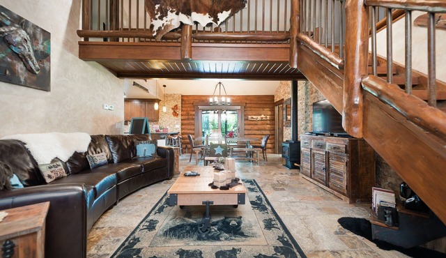 SPECIAL RATES Pet Friendly Log Cabin, Sleeps 8, Hot Tub, Fishing & Skiing Galore