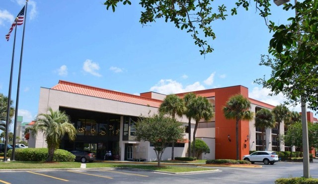 Special Summer Rates! Comfy Unit, Pool, Breakfast, Shuttle, Parking
