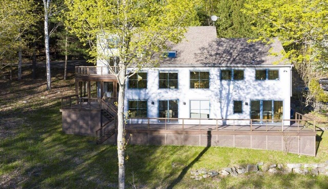 SPECIAL WINTER RATE: Beautiful Berkshire Lake View and 2.1 Miles from Down Hill Skiing!