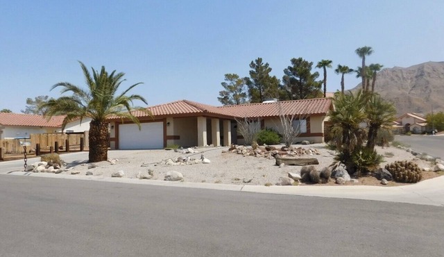 Specials! 3 Bed, Sleeps 7, Quiet, Comfortable, 12 min to The Strip Great Local!