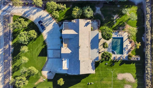 Specials! Heated pool+spa|Game room|Sports courts