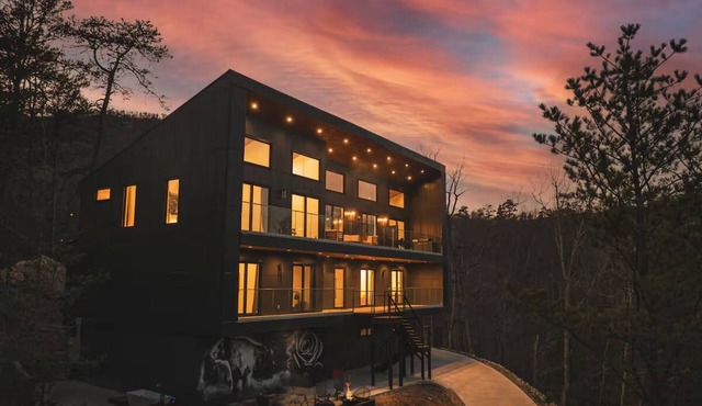 *SPECIALS!* Ultra-Modern Mountain Luxury, Hot tub, Rumbling Bald Resort access!