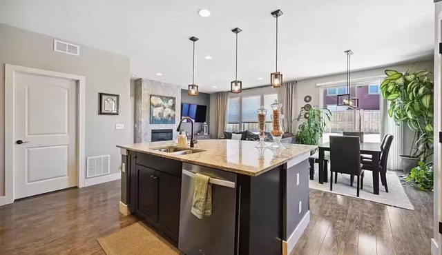 Specious Home 4 bedroom house Near DIA