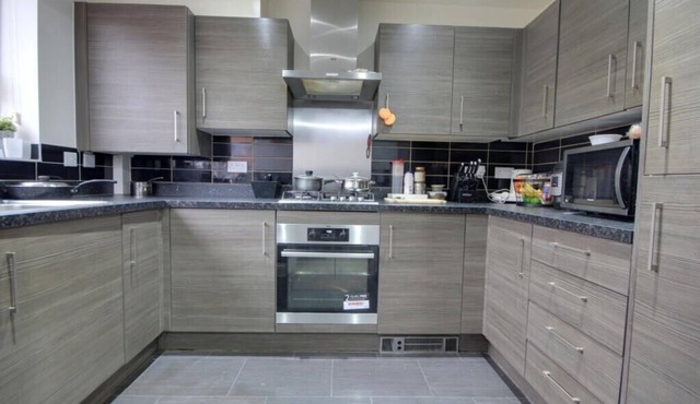 Specious modern 3-bed house near city centre