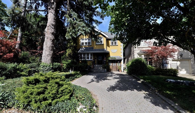 Specious one bedroom apartment in upscale neighbourhood in Leaside Toronto.