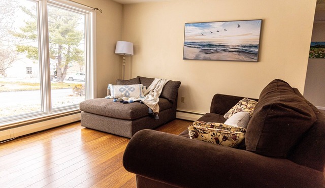 Specious Quiet 3b2b single family home with fish pond and Netflix more