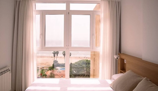 Spectacular renovated studio facing the sea