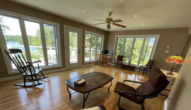 Spectacles lake view cottage with outdoor Hot Tub, close to ski hills