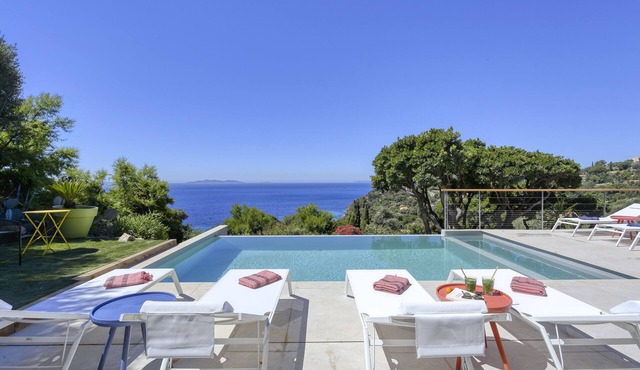 Spectacular sea view/shops and beach within walking distance/Luxury