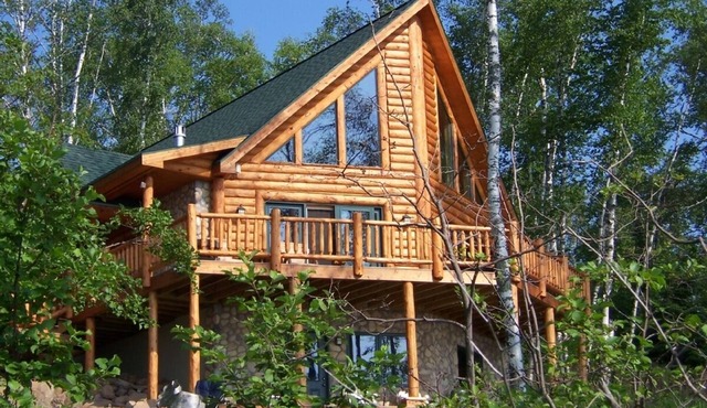 Spectacular 2600 Sq Ft Log Home on the Shores of Majestic Lake Superior
