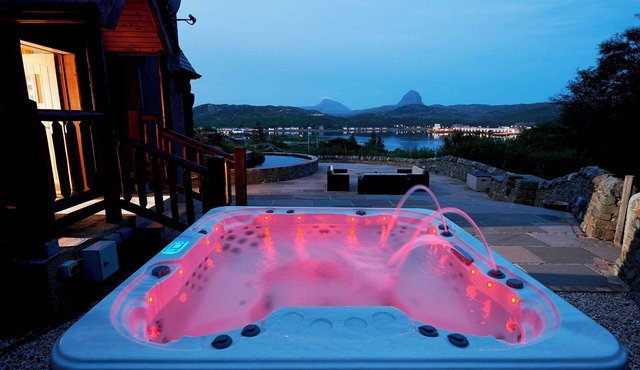 Spectacular 3-bedroom lodge with hot tub, sauna and stunning views in Lochinver