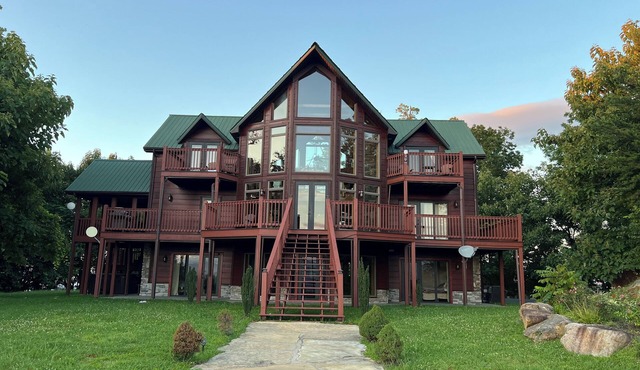 Spectacular 360° Valley Views! 10min to Pigeon Forge, HotTub/PoolTable