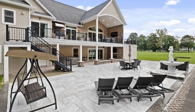 Spectacular 4 Acre Estate!