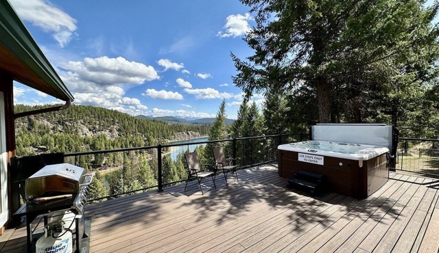 Spectacular 4 Bedroom Log Home near Bootjack Lake