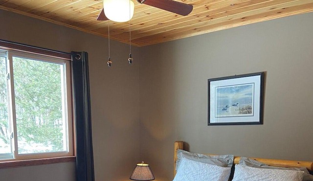 Spectacular 4 season cottage on Finnegan Lake!