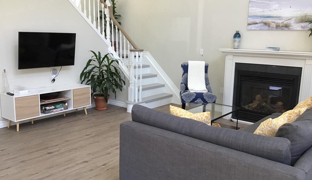 Spectacular 4-season home, seconds from the beach. (Pet friendly!).