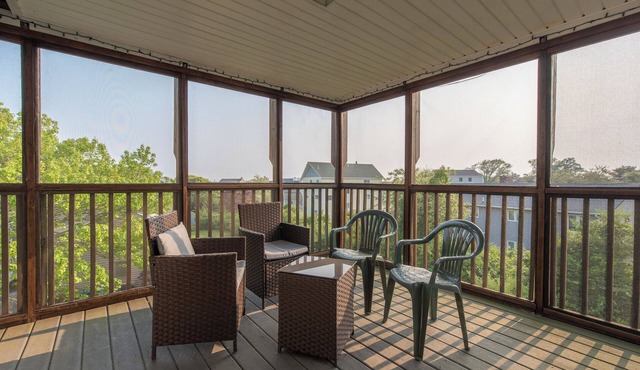 Spectacular 5 Bedroom Home W/Rooftop Deck!