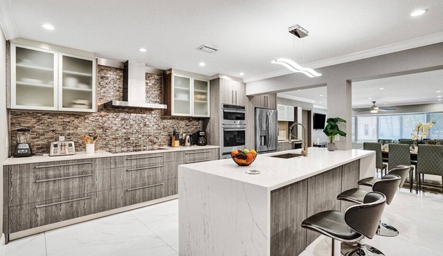 Spectacular 5BR/5BA Villa in Hollywood Lakes