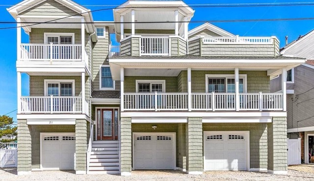 SPECTACULAR 6 BEDROOM HOME ON THE OCEANBLOCK IN BEACH HAVEN! HOT TUB!