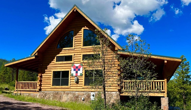 Spectacular 6 BR cabin surrounded by ponderosa pines - in Alpine