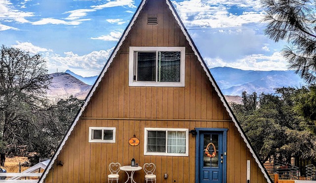 Spectacular A-Frame, epic views! S'mores by the firepit under a million stars.