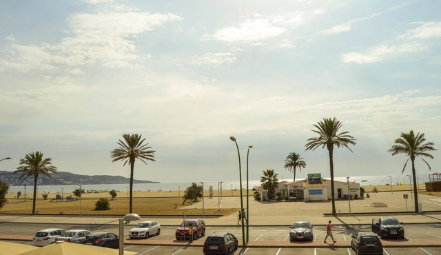 Spectacular apartment with parking and sea views